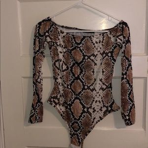 OFF THE SHOULDER SNAKE PRINT BODYSUIT